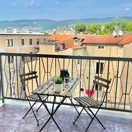 Leia Home W/Private Parking In Old Town Triest Exterior foto